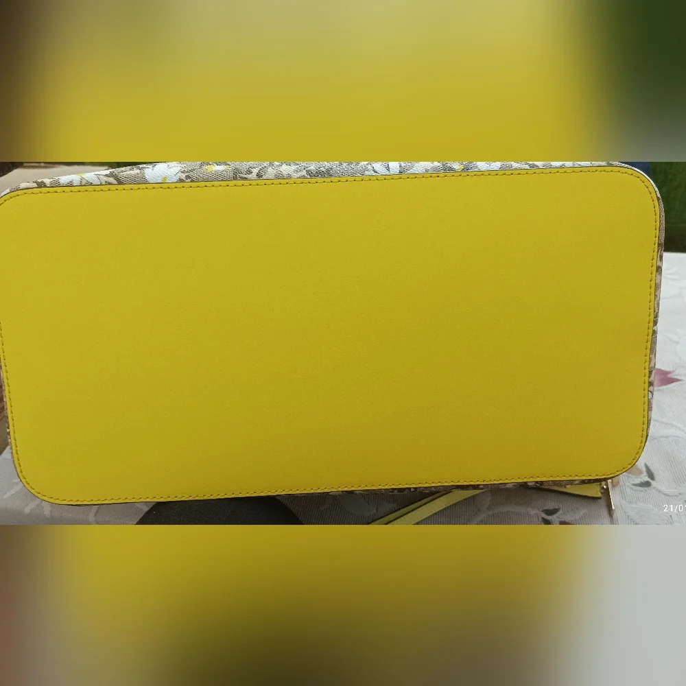 Combo: Authentic Michael Kors Jet Set Travel Signature Carryall Tote and Wallet - Picture 7 of 16